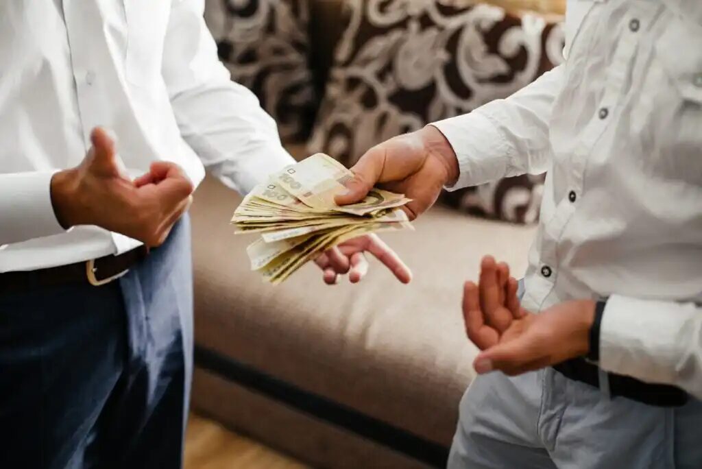Фінансовий порятунок чи пастка доброти?