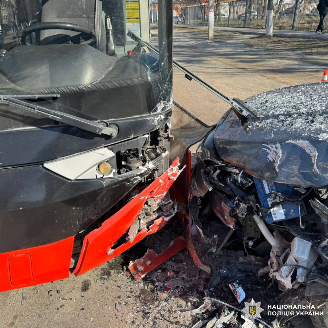 ДТП на вулиці Академіка Грищенка в Харкові: Subaru наїхав на автобус