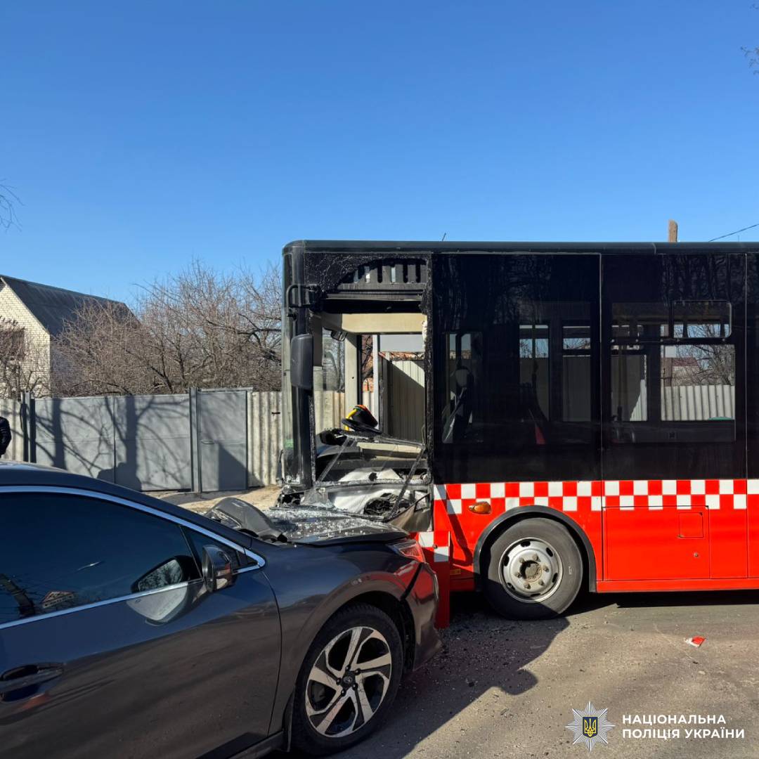 ДТП на вулиці Академіка Грищенка в Харкові: Subaru наїхав на автобус