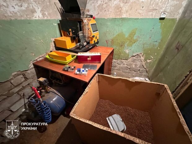 У Харкові ліквідували «гаражну фабрику» цигарок: вилучено продукції на майже 2,5 млн грн