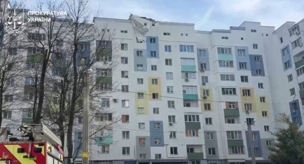 Російський БпЛА вдарив по багатоповерхівці у Харкові: відомо про п’ятьох постраждалих