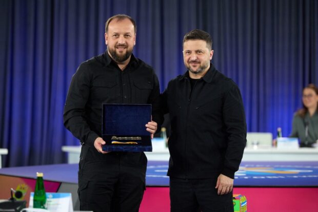 Зеленський вручив відзнаку "Місто-герой України" начальнику Куп’янської МВА