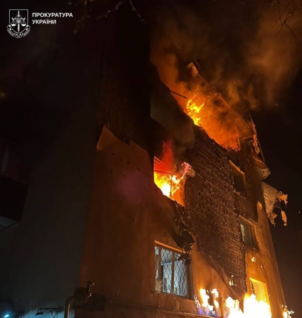 У Чугуєві російський БпЛА влучив у будинок: постраждали дві жінки