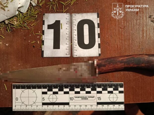 Напала з ножем на незнайомців через неіснуючу крадіжку: судитимуть пенсіонерку з Харкова