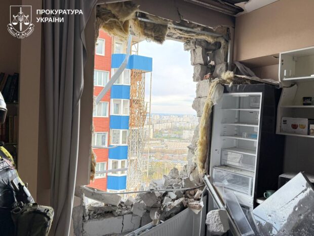 Росіяни завдали удару по багатоповерхівці у Харкові