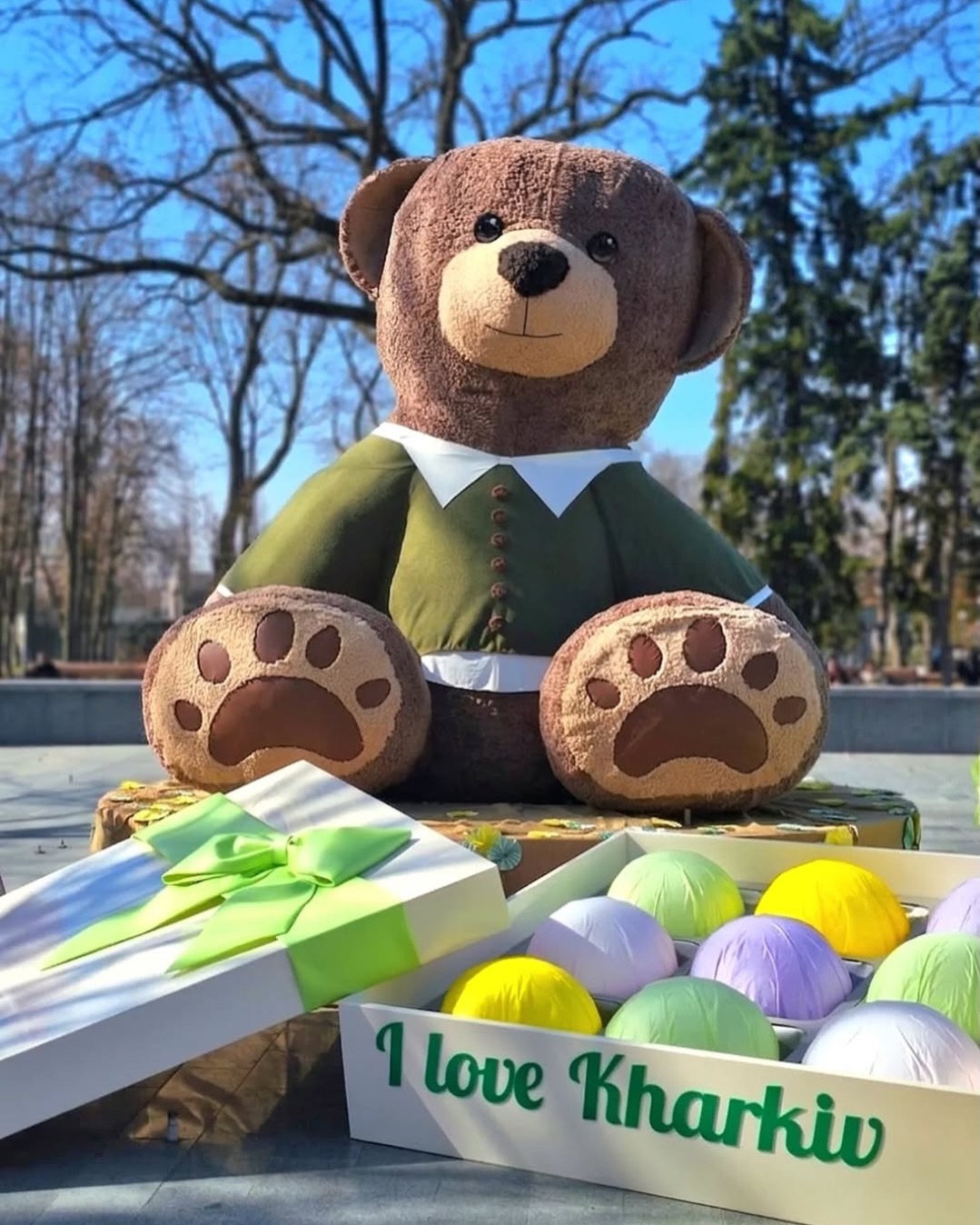 велетенський м’який ведмідь, встановлений у саду на місці центрального фонтан