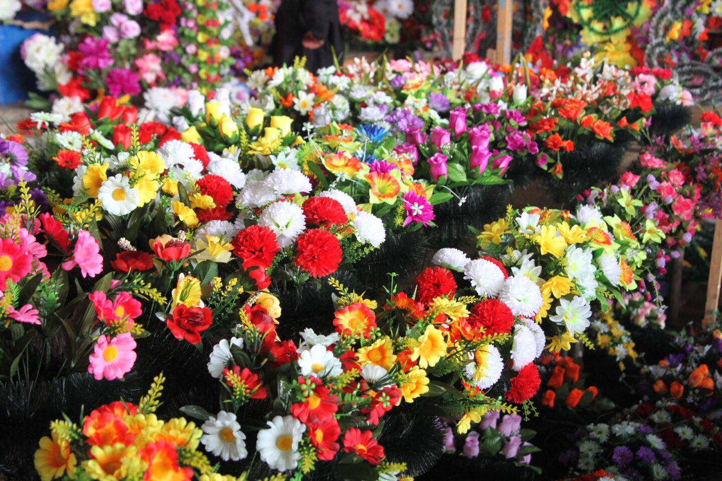 Штучні квіти на кладовищах