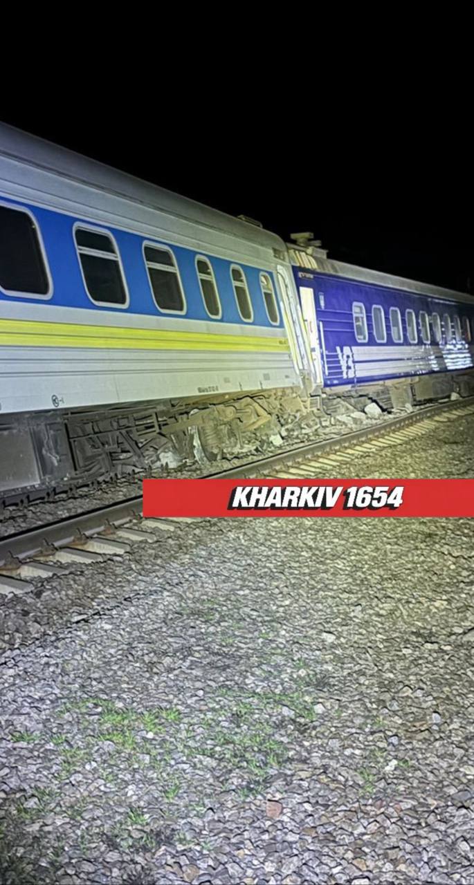 На Харківщині вантажівка в’їхала в пасажирський потяг