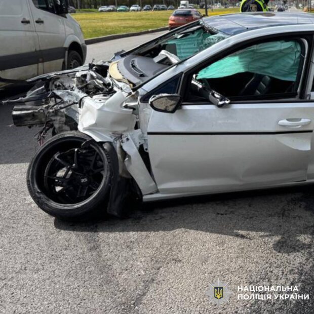 ДТП на проспекті Героїв Харкова: Volkswagen наїхав на електроопору, двоє в лікарні