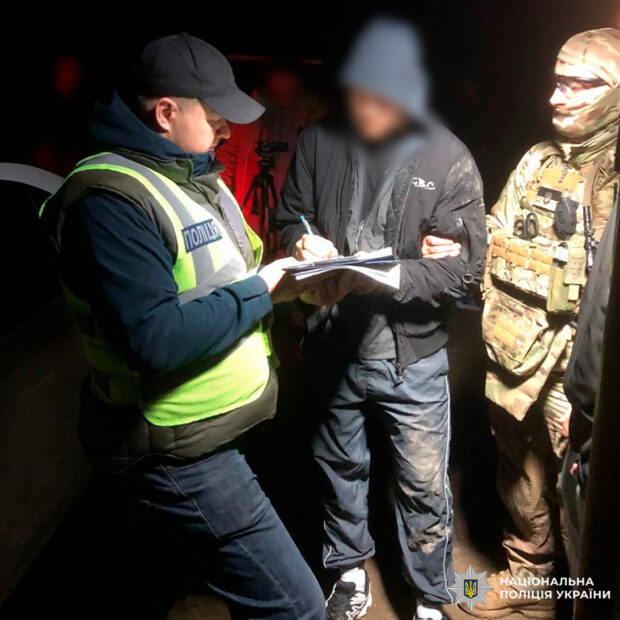 Поліція затримала схему переправлення через кордон на 20 тисяч доларів