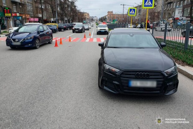 У Харкові водійка Audi наїхала на пенсіонера на пішохідному переході