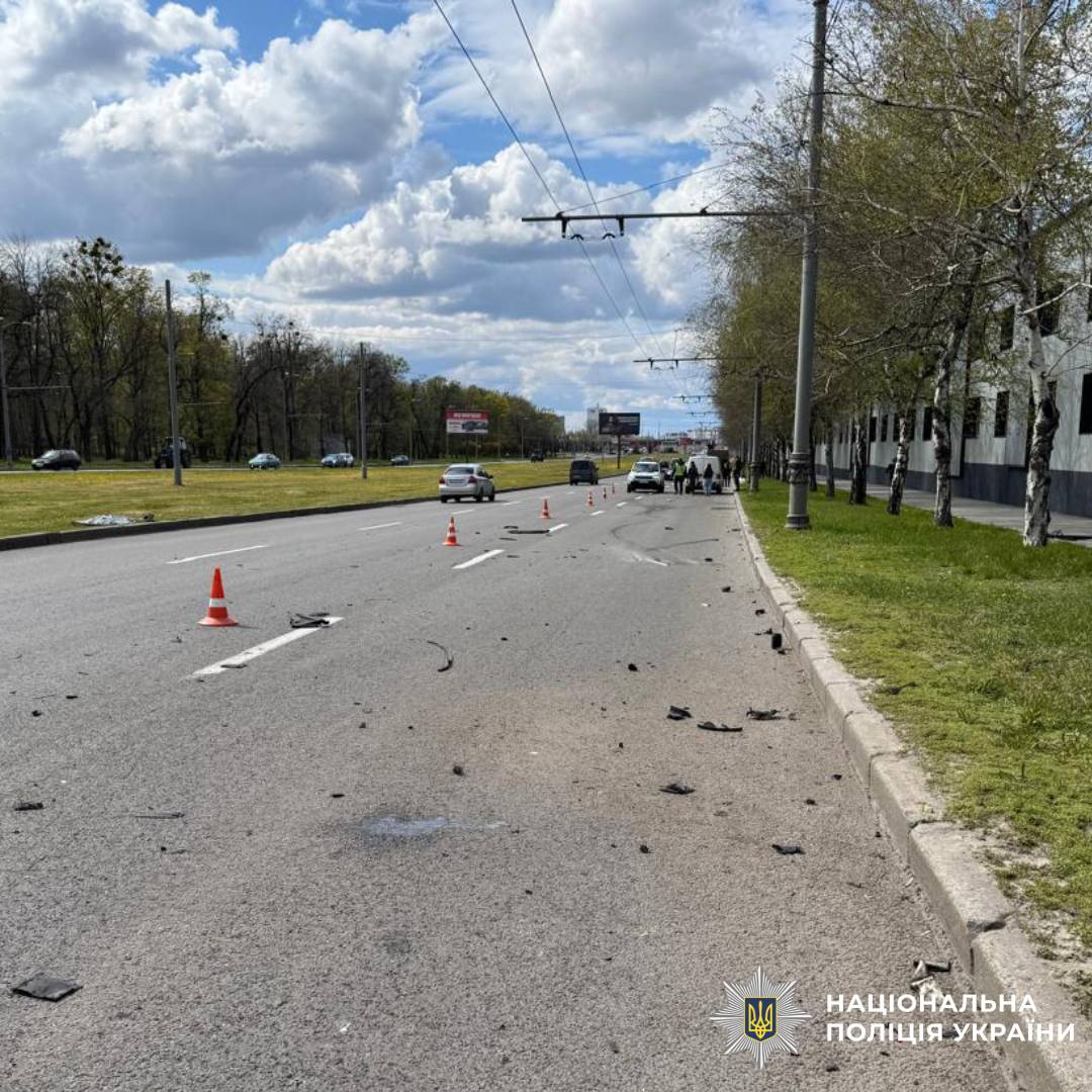 ДТП на проспекті Героїв Харкова: Volkswagen наїхав на електроопору, двоє в лікарні