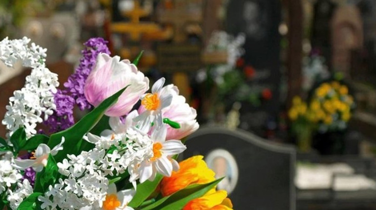 Штучні квіти на кладовищах