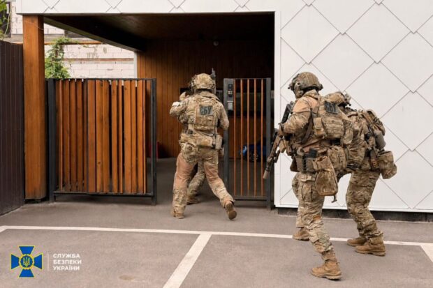 Правоохоронці викрили у Харкові шахрайський кол-центр, який ошукував громадян Латвії
