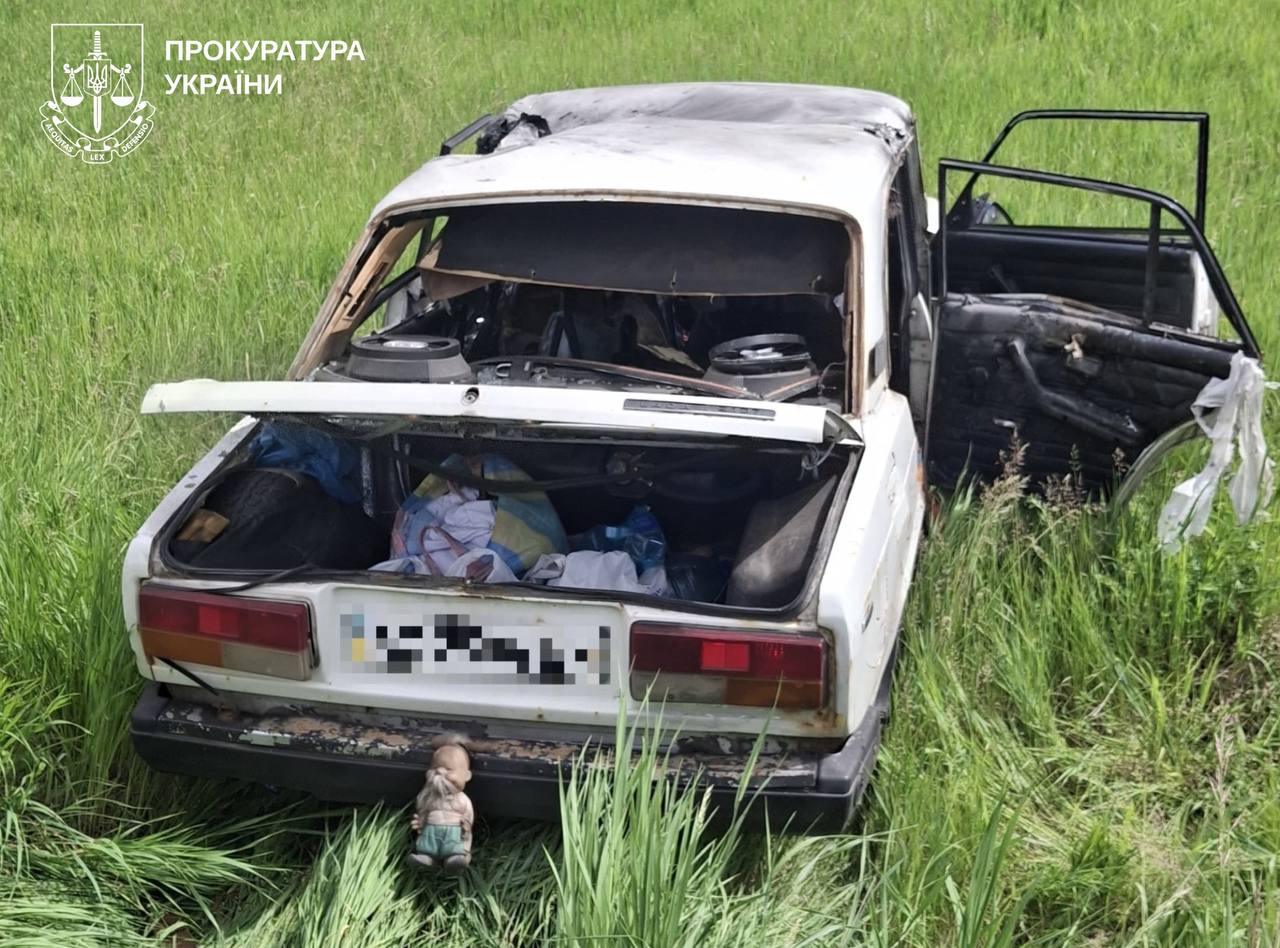 Російський FPV-дрон атакував авто на Харківщині: поранено двох літніх людей