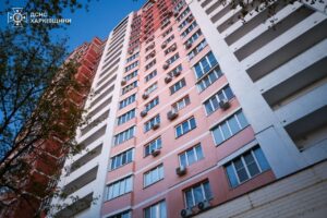 У Харкові російський дрон вночі влетів у квартиру багатоповерхівки, але не здетонував