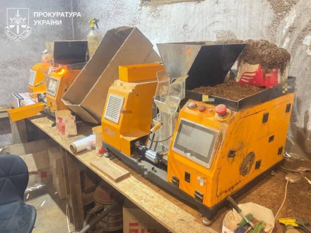Вісьмох жителів Харківщини підозрюють у незаконному виготовленні й продажі сигарет