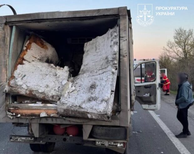 Російський удар БпЛА по трасі на Чугуївщині: пошкоджено хлібний фургон, двоє постраждалих