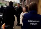 Вимагали тисячу доларів за зняття арешту з квартири: у Харкові затримали посадовицю виконавчої служби та її спільника