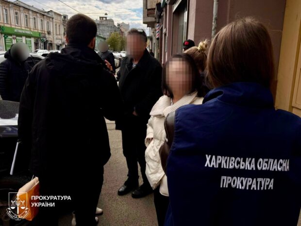 Вимагали тисячу доларів за зняття арешту з квартири: у Харкові затримали посадовицю виконавчої служби та її спільника