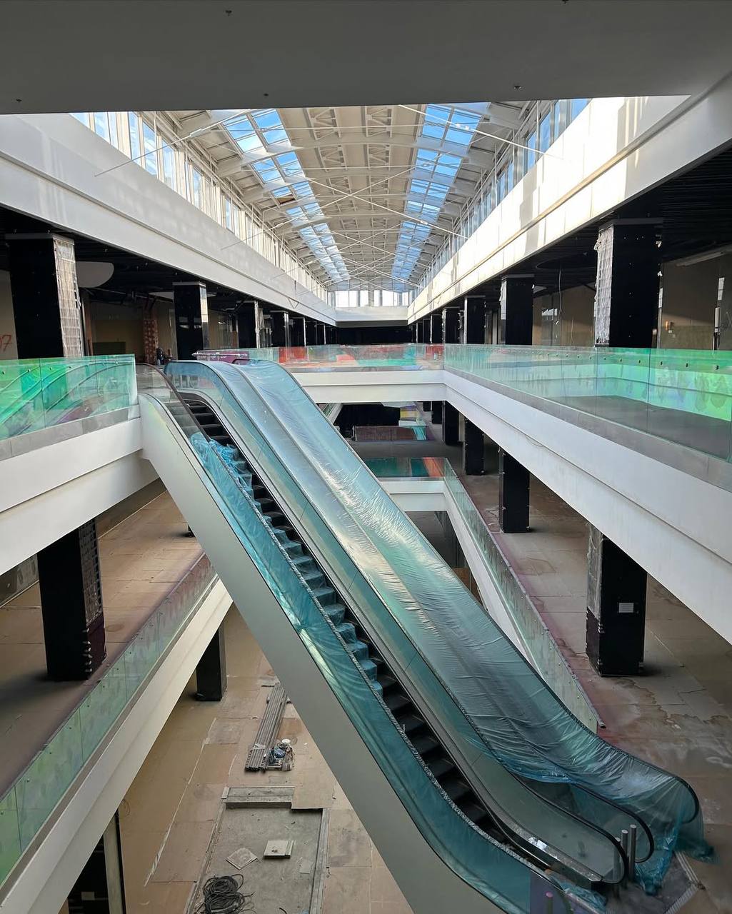 Руфери показали, як виглядає ТРЦ «Planeta Mall» на Олексіївці зсередини