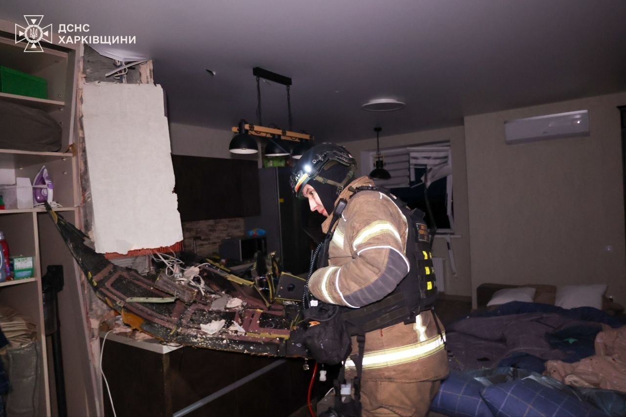У Харкові російський дрон вночі влетів у квартиру багатоповерхівки, але не здетонував