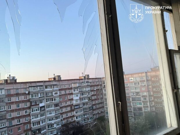 Російський БпЛА поцілив у багатоповерхівку в Лозовій: постраждала жінка