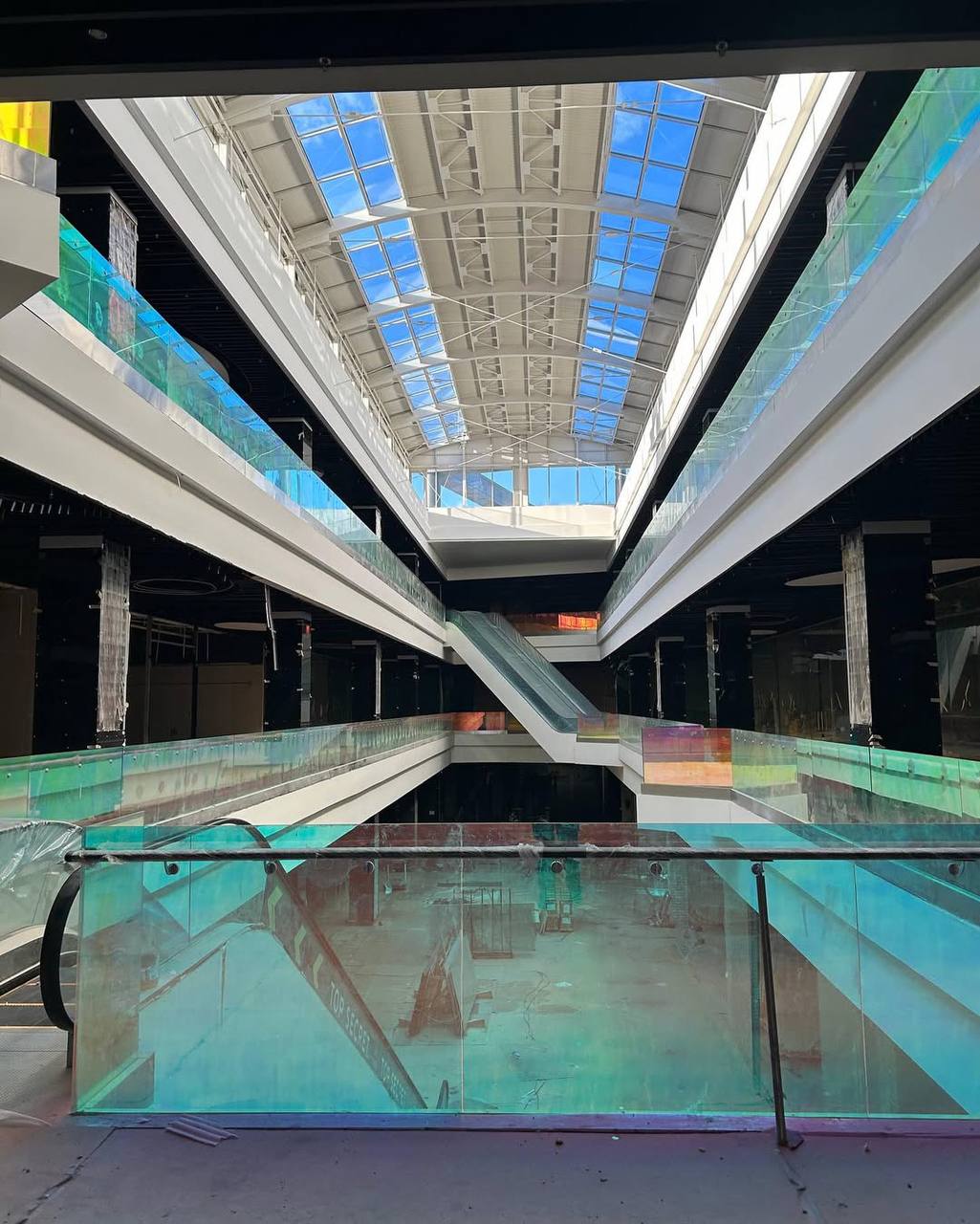 Руфери показали, як виглядає ТРЦ «Planeta Mall» на Олексіївці зсередини