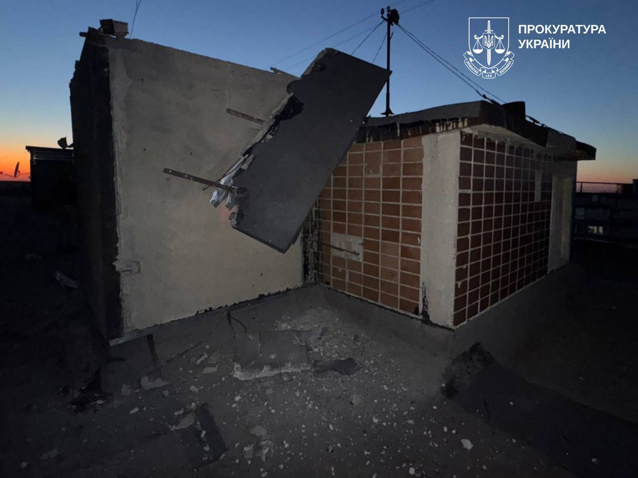 Російський БпЛА поцілив у багатоповерхівку в Лозовій: постраждала жінка