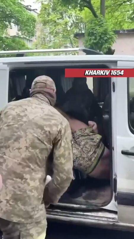 Поліція Харкова розслідує затримання чоловіка біля школи сльозогінний газ