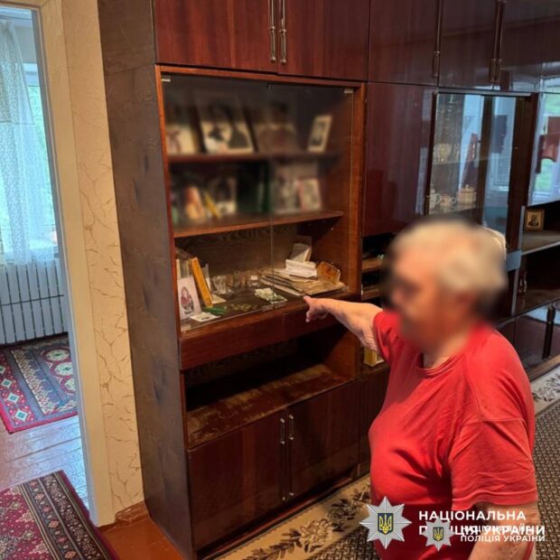 На Харківщині затримали двох жінок, які обікрали пенсіонерку на 20 тисяч гривень