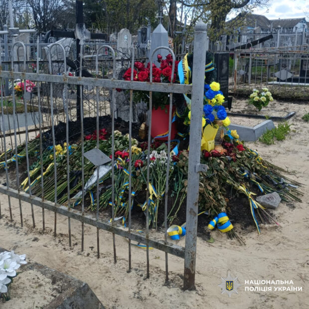 На Харківщині повідомили про підозру за наругу над могилою військового