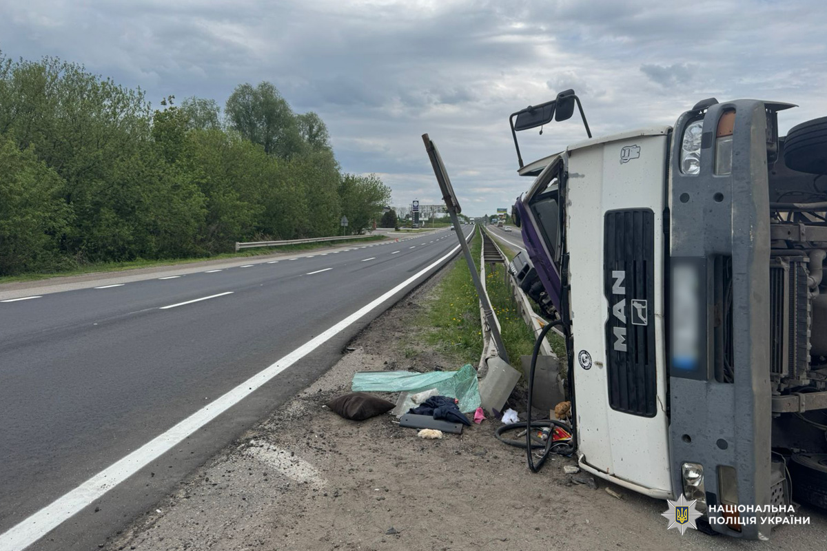 ДТП у Коротичі на Харківщині: вантажівка MAN перекинулась, двоє травмованих