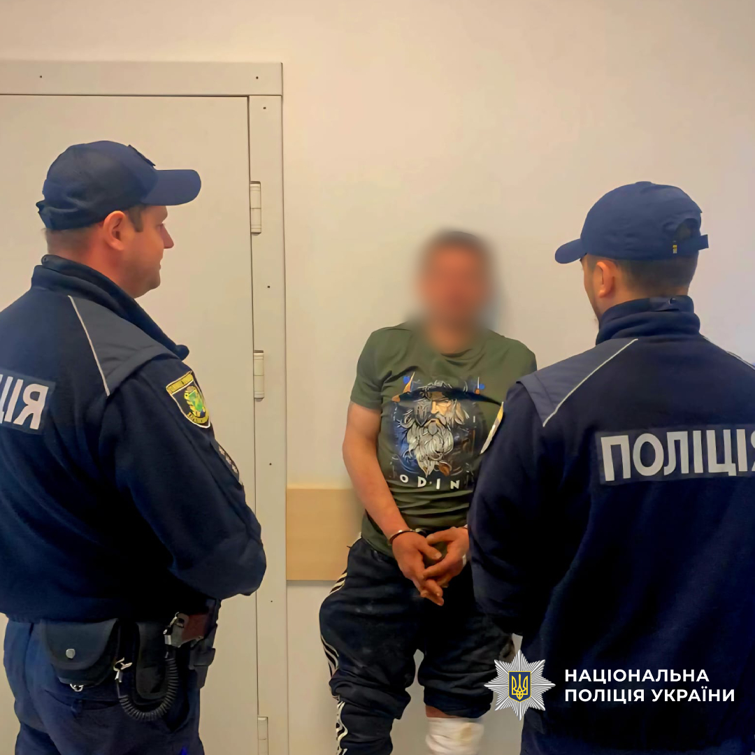 У Чугуєві поліцейські затримали озброєного розбійника, який напав на пенсіонерку