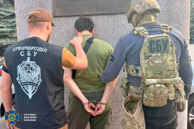 СБУ затримала військового лікаря, який вимагав хабар у 10 000 доларів з військовослужбовця за вплив на членів ВЛК