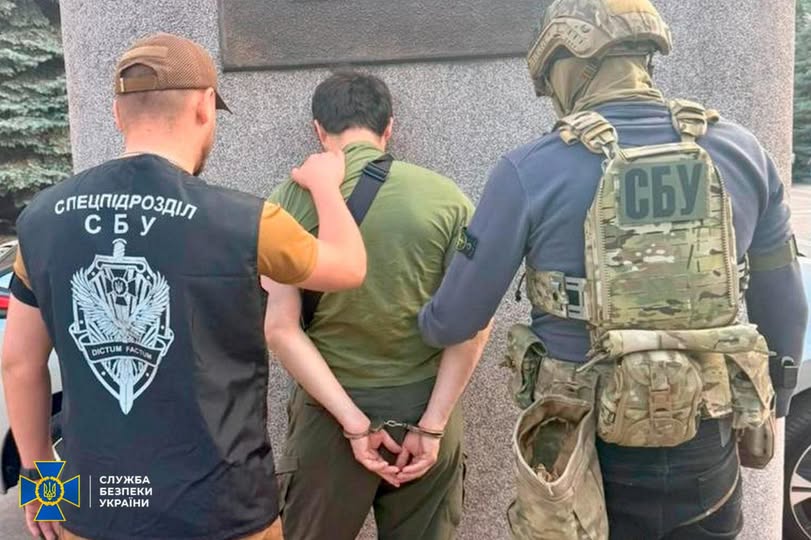 СБУ затримала військового лікаря, який вимагав хабар у 10 000 доларів з військовослужбовця за вплив на членів ВЛК