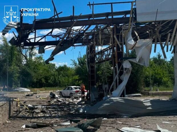 Росіяни двічі атакували АЗС у Дергачах: є постраждалі