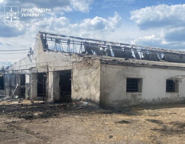 Російська атака по фермі на Харківщині: загинули двоє працівників, є постраждалі