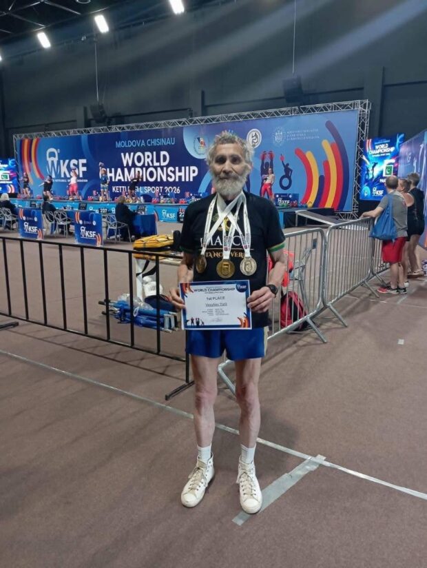 79-річний викладач НТУ "ХПІ" здобув три золоті медалі на чемпіонаті світу з гірьового спорту