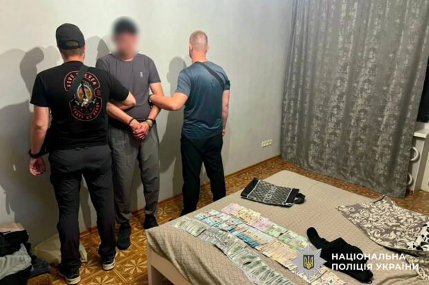 Поліцейські Харківщини затримали чоловіка, який викрав із сейфу 10 тисяч доларів та 180 тисяч гривень