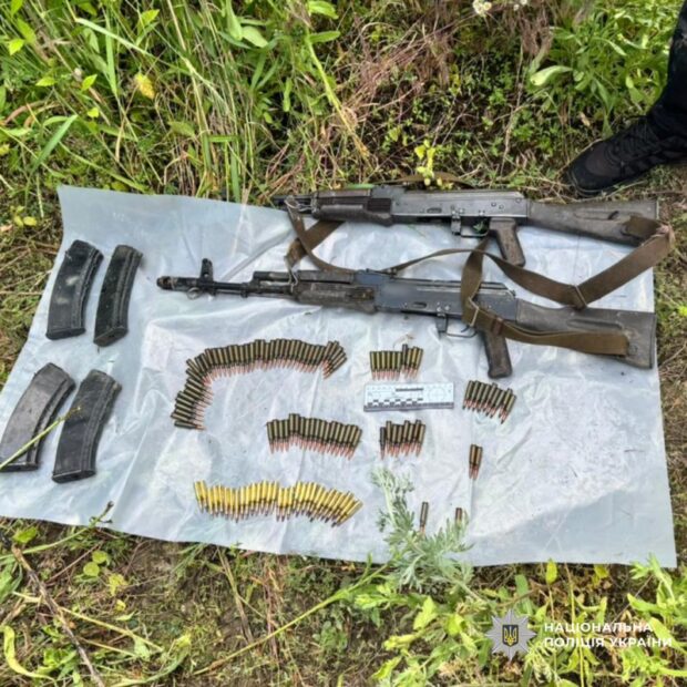 У Харкові затримали чоловіка з гранатою та виявили прихований арсенал автоматичної зброї