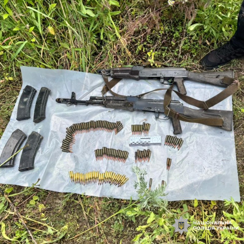 У Харкові затримали чоловіка з гранатою та виявили прихований арсенал автоматичної зброї