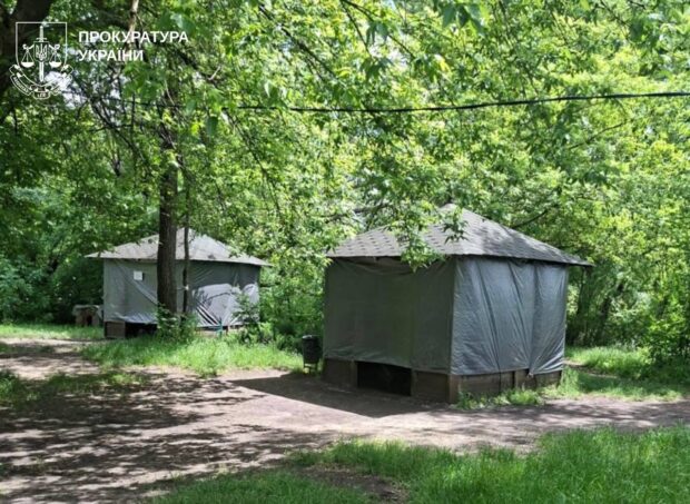 У Харкові викрили чоловіка, який облаштував «бізнес» на самовільно зайнятій землі біля річки