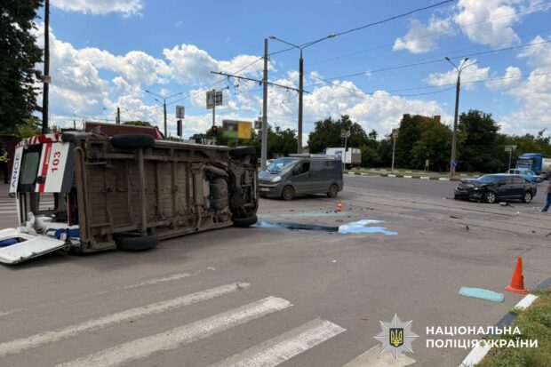 У Харкові внаслідок зіткнення швидкої та легковика травмувалися двоє людей