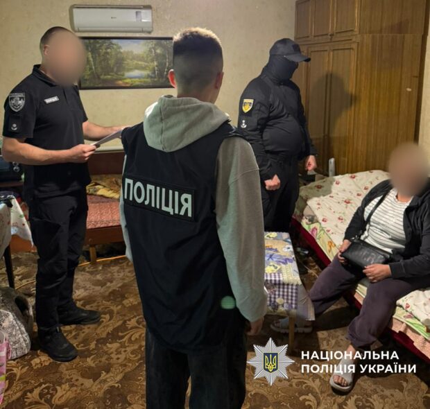 Матір з Харківщини організовувала порнографічні трансляції дочки, затримана поліцією