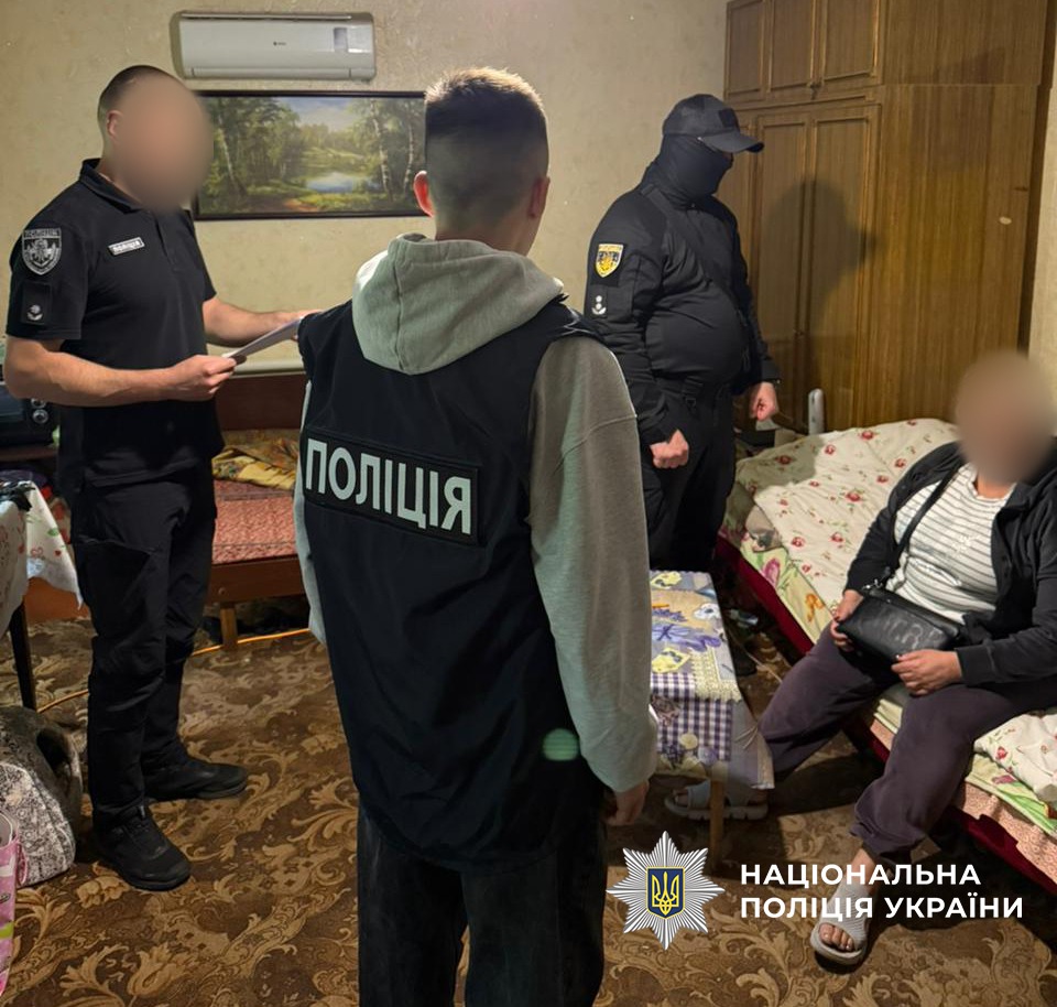 Багатодітна мешканка Харківщини поширювала порнографічний контент за участю 14-річної доньки