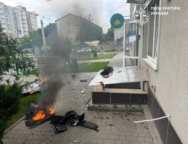 Російський безпілотник вдарив по будинку у Харкові
