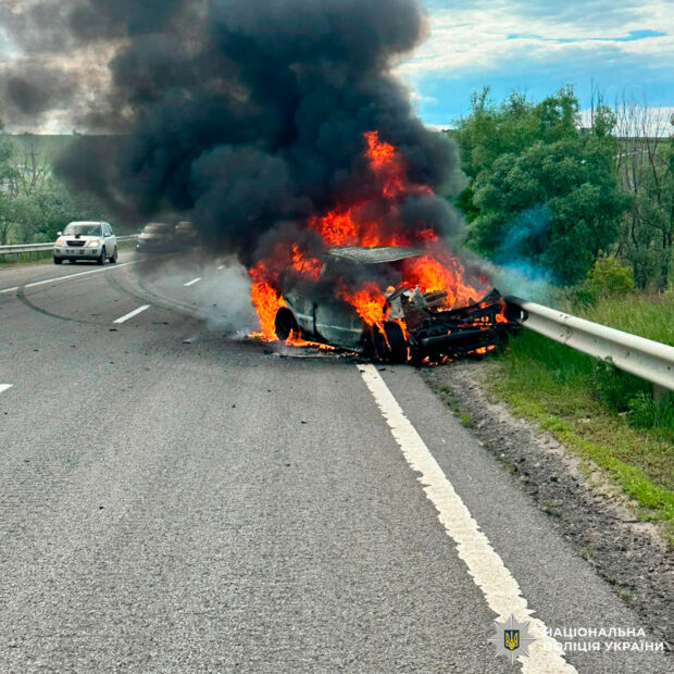 БпЛА РФ атакував автомобіль на дорозі Київ-Харків: двоє поранених