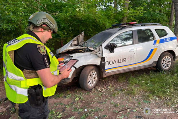 Дрон РФ вразив службовий автомобіль поліції у селищі Старий Салтів 5 червня