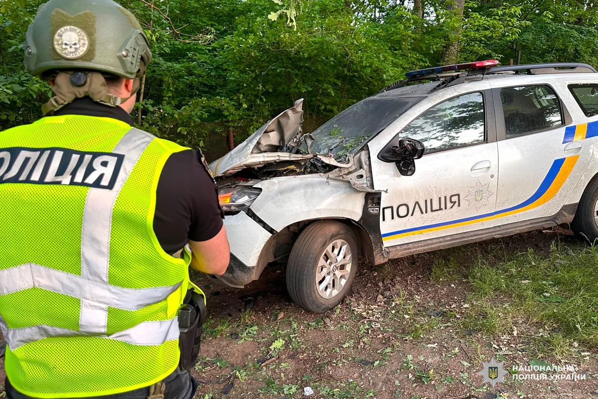 Дрон РФ вразив службовий автомобіль поліції у селищі Старий Салтів 5 червня